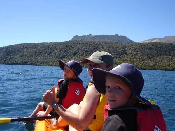 mitten auf dem Lake - mit Blick auf den Mount Tarawera