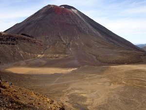 der South Crater und Mount Ngauruhoe (2287m) oder Mount Doom (klingt doch besser)