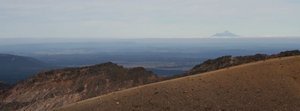 auf dem Sattel des Tongariro, Mount Taranaki am Horizont