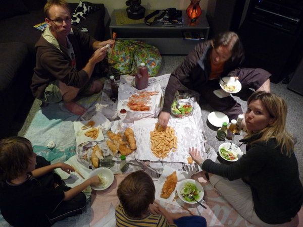 neuseelaendisches Abendbrotpicknick, Pommes und Fisch auf'm Wohnzimmerteppich