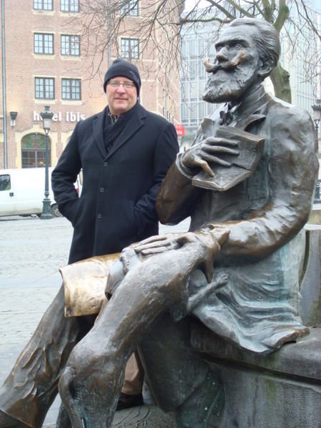 Statue of Mayor and his dog