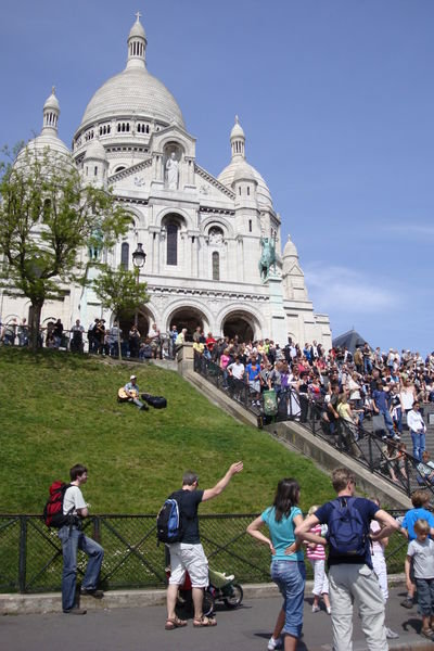 crowds at Sacre Coeur