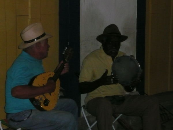 Street performers in Paraty