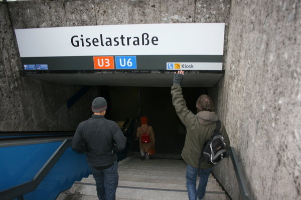 Wo ist die U-Bahn bahhof!