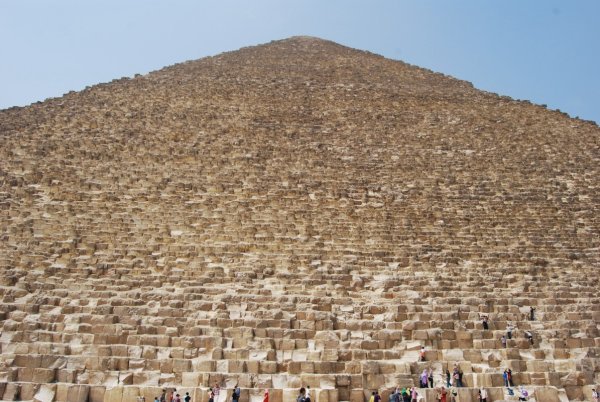 La pyramide a l'angle parfait pour eviter que le sable ne l'enfouisse...37degres!
