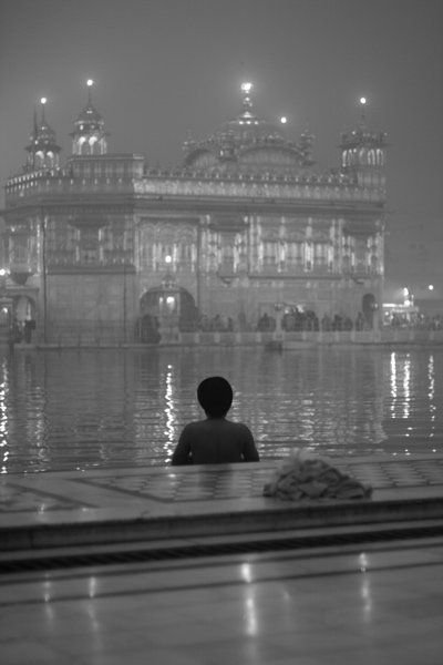 P.J. Un devota sumergiendose en el lago que rodea al templo