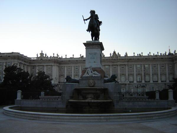 Statue and Palacio Real