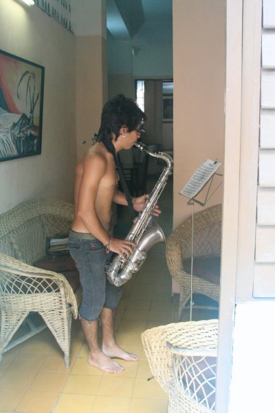 Kluk doma trenuje na saxofon