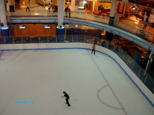 the_pyramid_shopping_center_iceskating