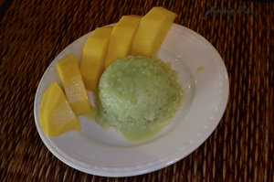 Green coconut sticky rice served with chilled mango