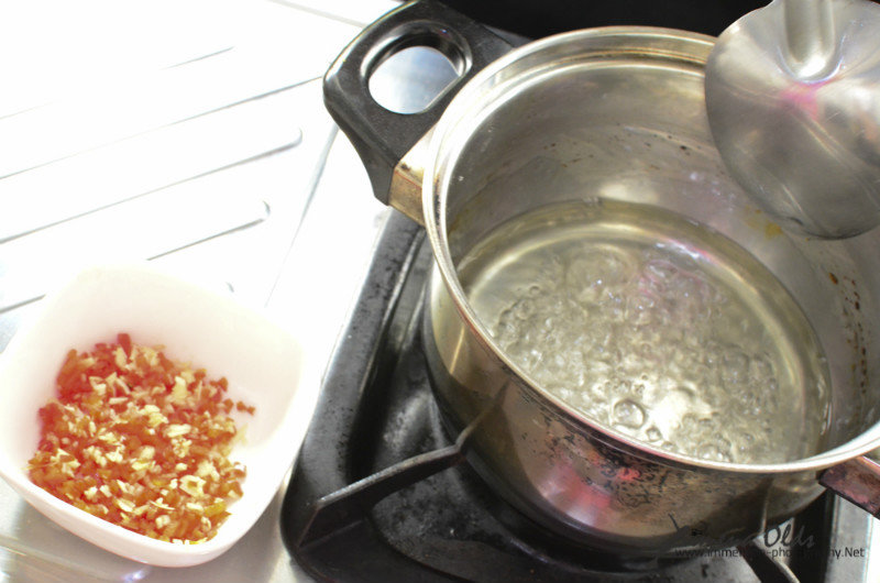 Making sweet chilli sauce