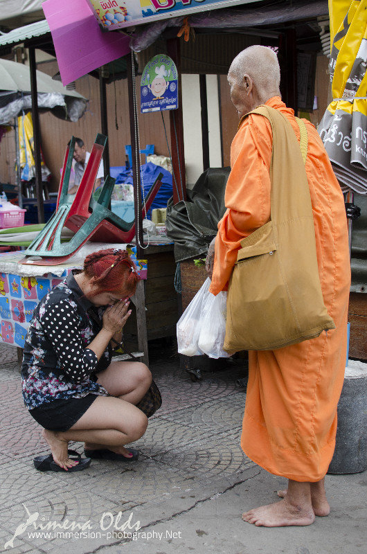 Monks in Amphawa-3