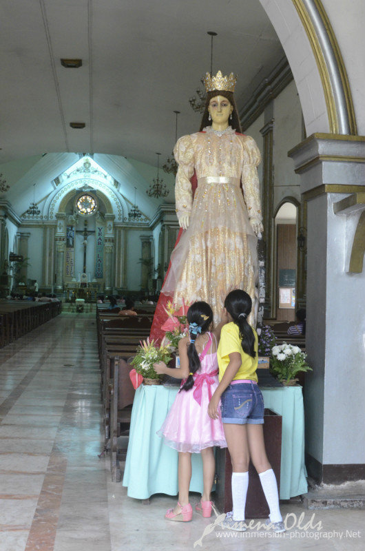 Little girls trying to touch Vigen Maria's dress
