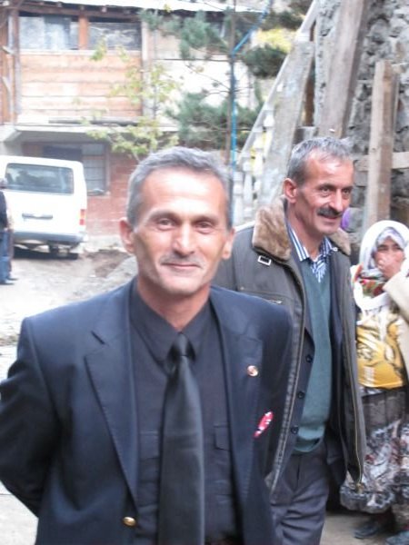 Mustafa Akarsu "Sofi"; el padre del novio, damatin babasi