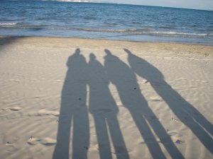Four hapy travelers and an afternoon at the beach