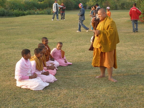 Mali mnisci v Lumbini