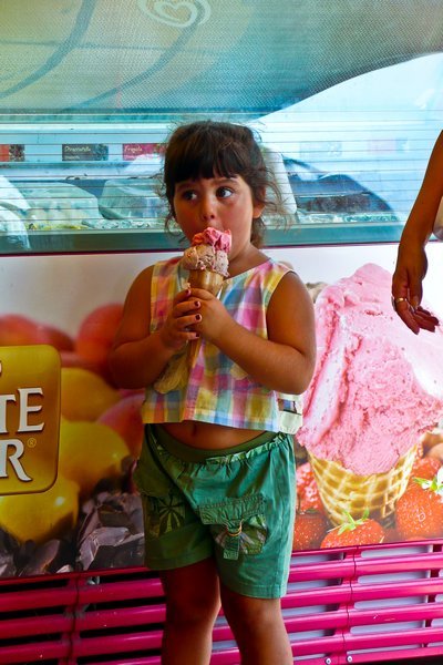 Thats a big gelati for a little girl!