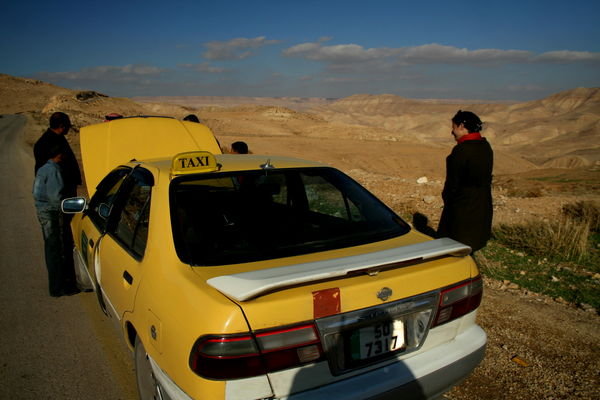 Breaking down (take II), somwhere in the desert on the Kings Highway in Jordan