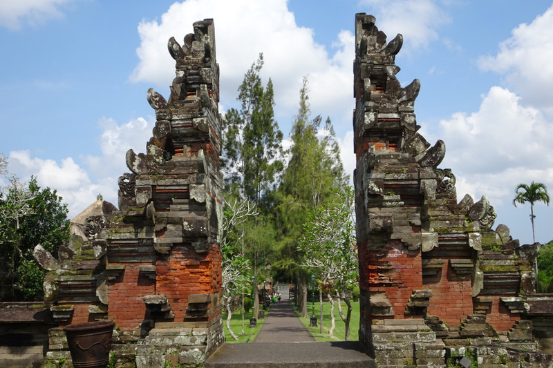 taman ayun temple - split gate