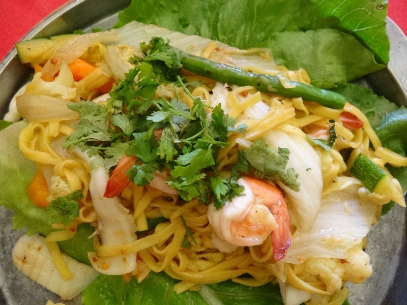 tamarind restaurant - fried yellow noodles with seafood