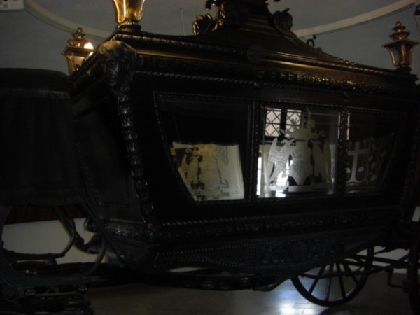 the carraige that carried the queen's remains