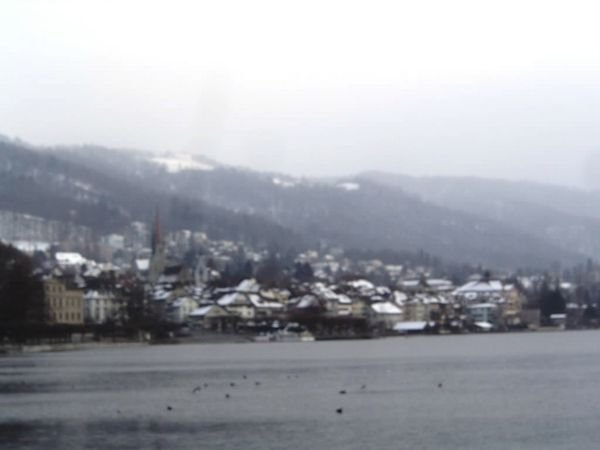 Borrosa foto de Zug en el lago de Zug 