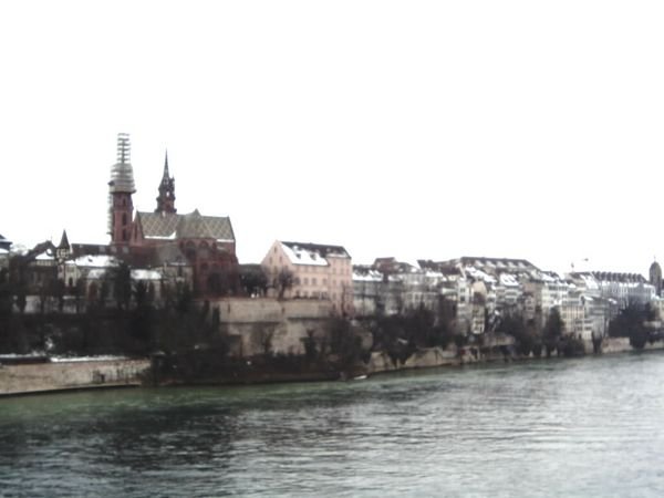 Río Rin a su paso por Basel