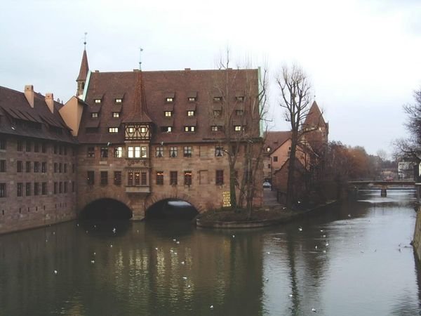 Nürnberg. Heilig-Geist-Spital desde Museumbrücke