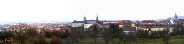 Borrosa panorámica de Bamberg desde Michaelsberg