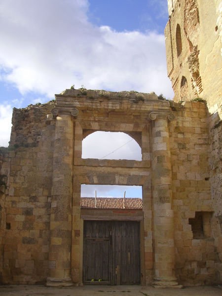 Portada del antiguo monasterio cluniacense
