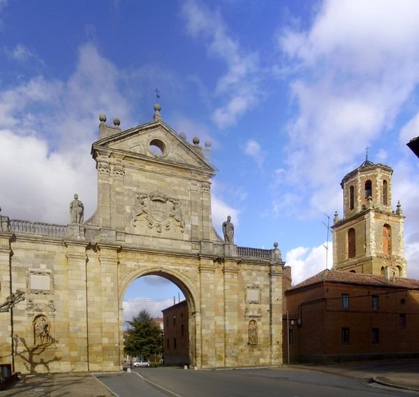 Antigua entrada y torre de San Facundo