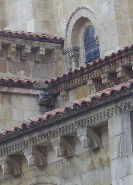Detalle de la iglesia de San Isidoro desde el claustro