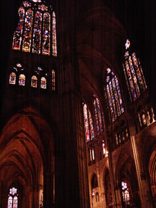 Interior de la catedral y sus vidrieras