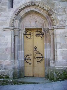 Puerta de la iglesia románica de Sarria