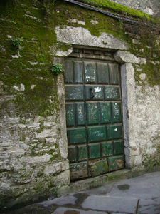 Puerta vieja en el centro viejo