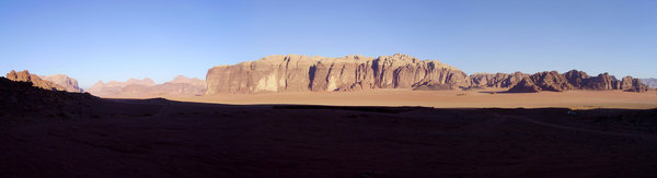 Jebel Khazali y la sombra de Jebel Qattar -- Jebel Khazal y sombra de Jebel Qattar