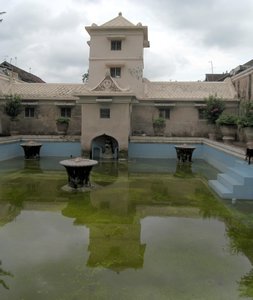 Taman sari: Castillo de agua ---water castle