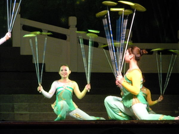 Chinese acrobatic circus 4.