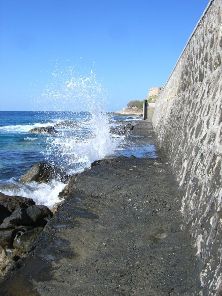 waves splashing against the wall in rethymno