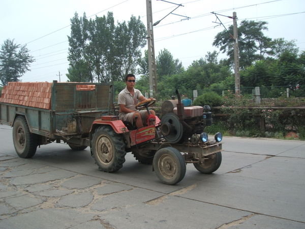 Tractor with bricks 310708