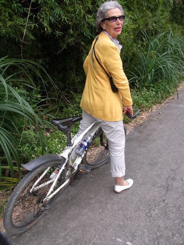 Ninh Binh: Mum on her bike