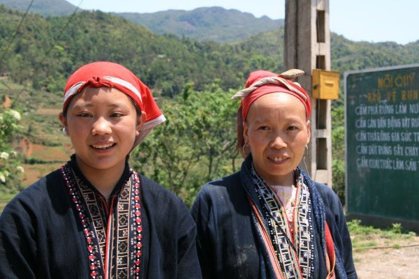 Red Dzao Women