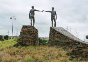 Hands Across the Divide sculpture, Derry 