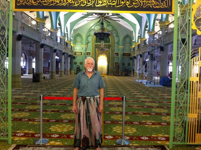 Blu dons a skirt to enter the mosque