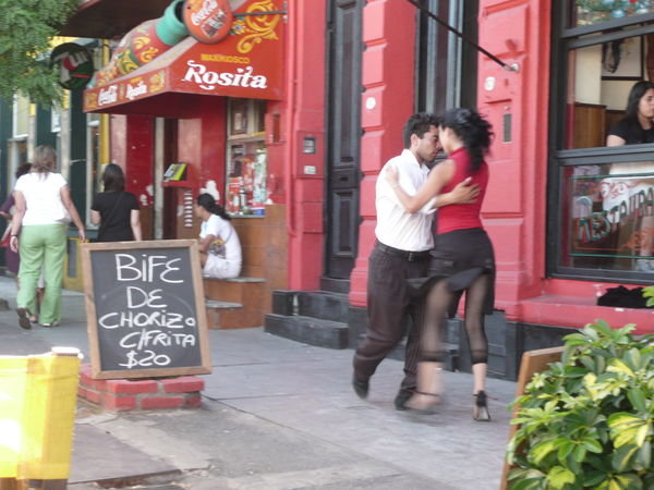 Impromptu Tango dancing in the streets