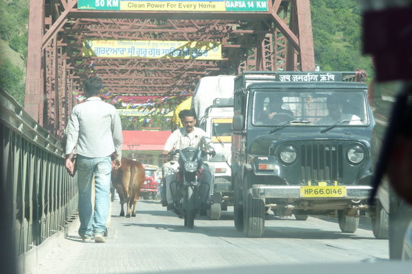 A typically chaotic road scene in India
