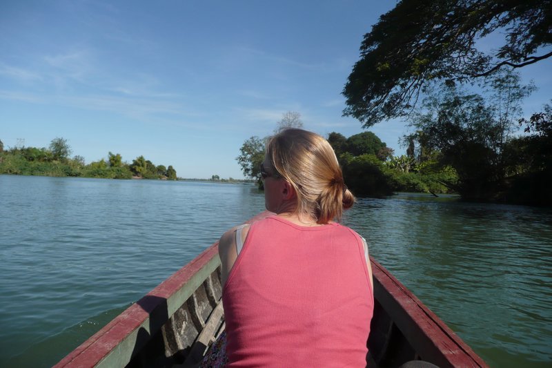 Travelling between islands by canoe, 4000 islands