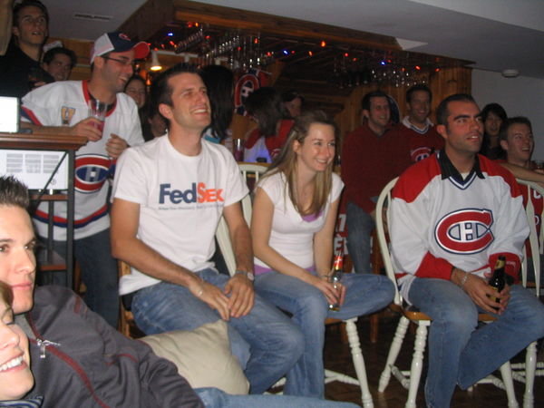 25 personnes a ecouter le hockey un samedi soir