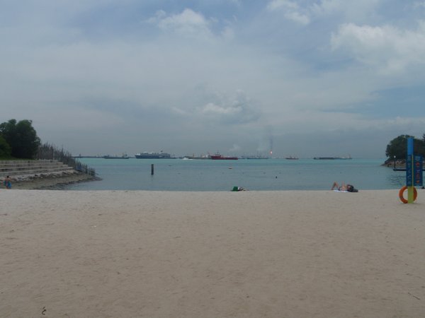 Sentosa Island (0) belle rafinerie en face de la plage
