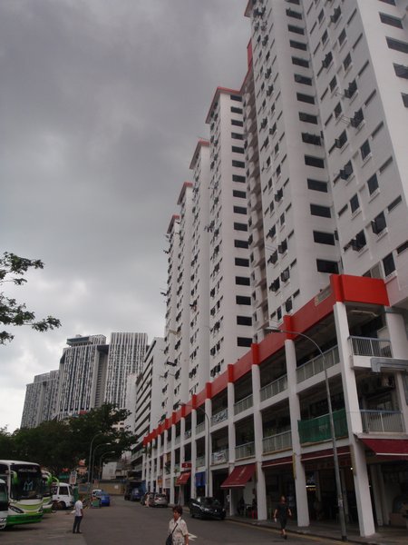 Singapour et son architecture epatante (6) - Voyez comment ils sechent le linge sur des batons sur le bord des fenetres